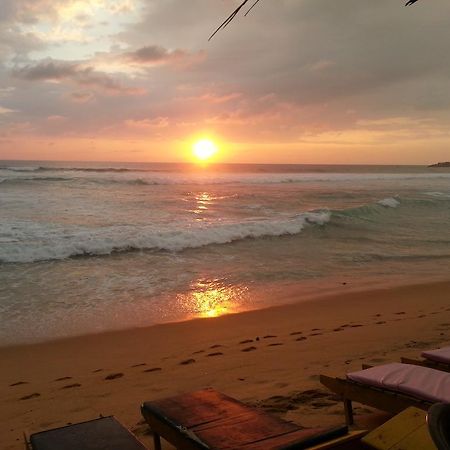 Main Reef Guest House Хиккадува Экстерьер фото