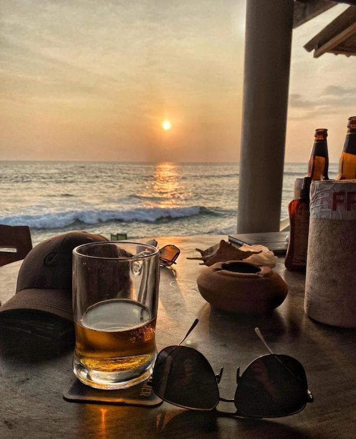 Main Reef Guest House Хиккадува Экстерьер фото