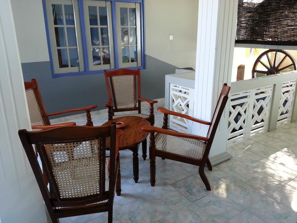 Main Reef Guest House Хиккадува Экстерьер фото