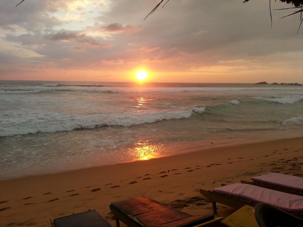 Main Reef Guest House Хиккадува Экстерьер фото